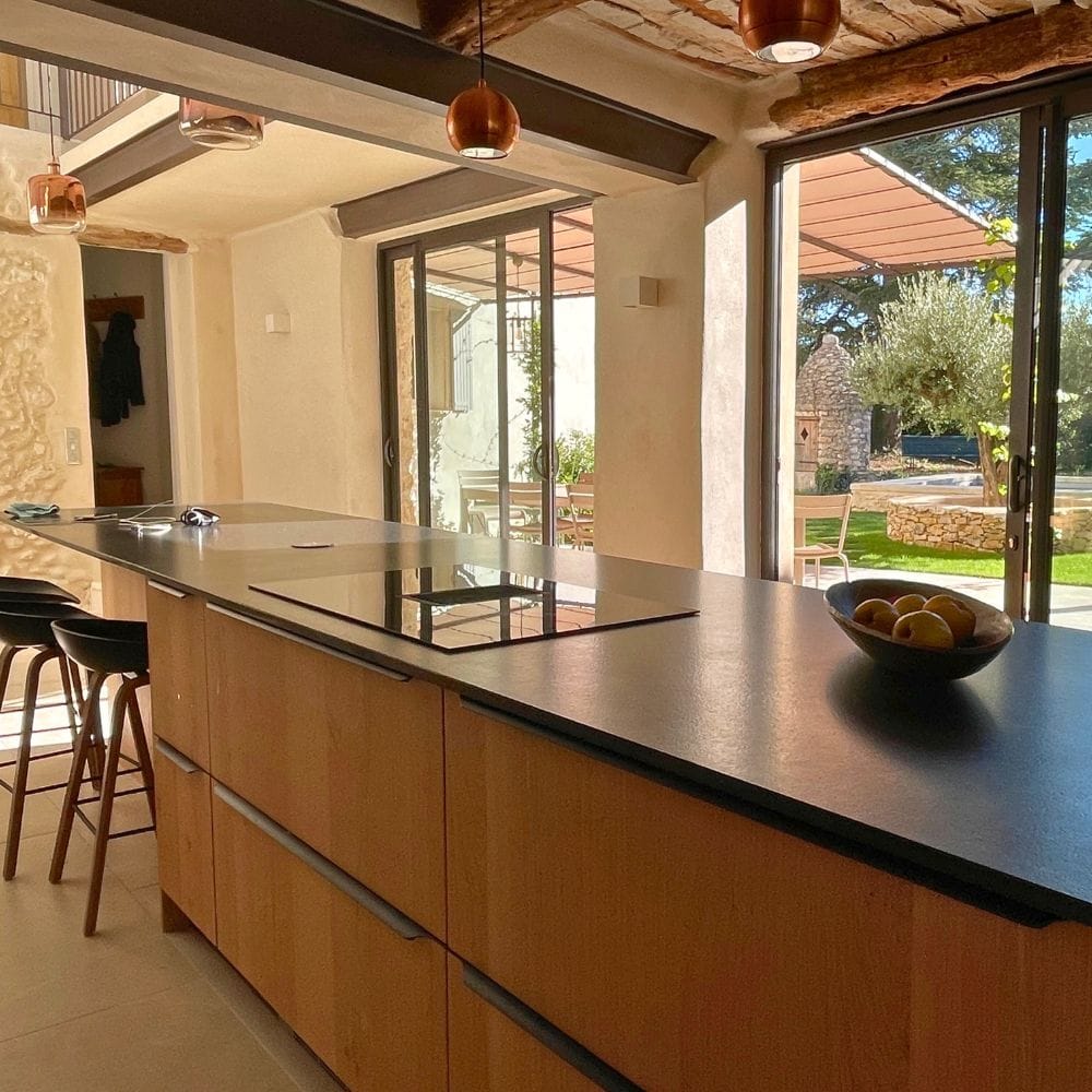 Cuisine design dans bâtisse historique du Luberon