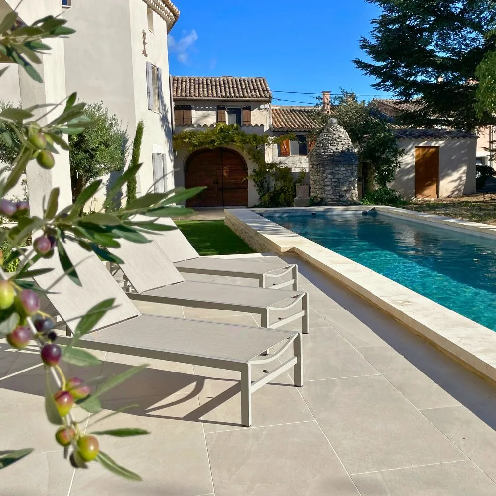 Détente au bord de la piscine de La Magnanerie 1818, cadre paisible en Provence