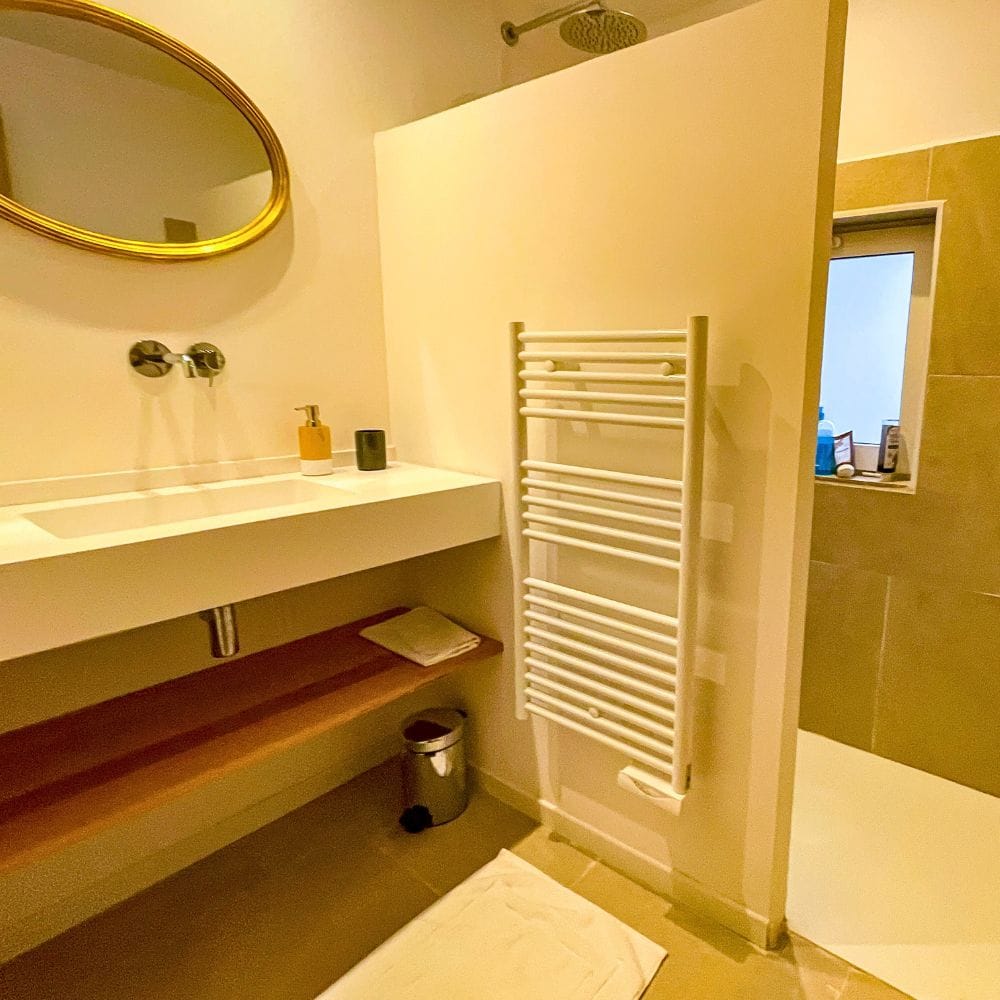 Salle de bain spacieuse villa de vacances haut de gamme