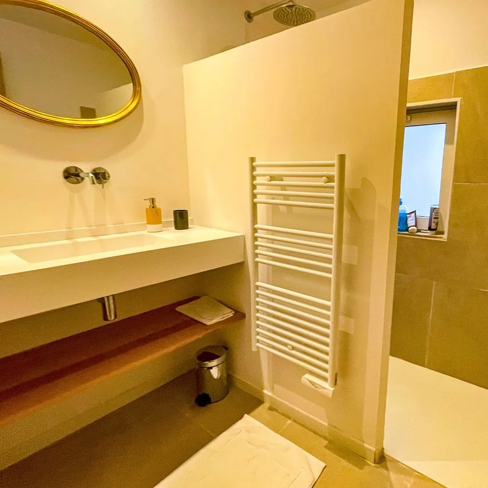 Salle de bain spacieuse villa de vacances haut de gamme
