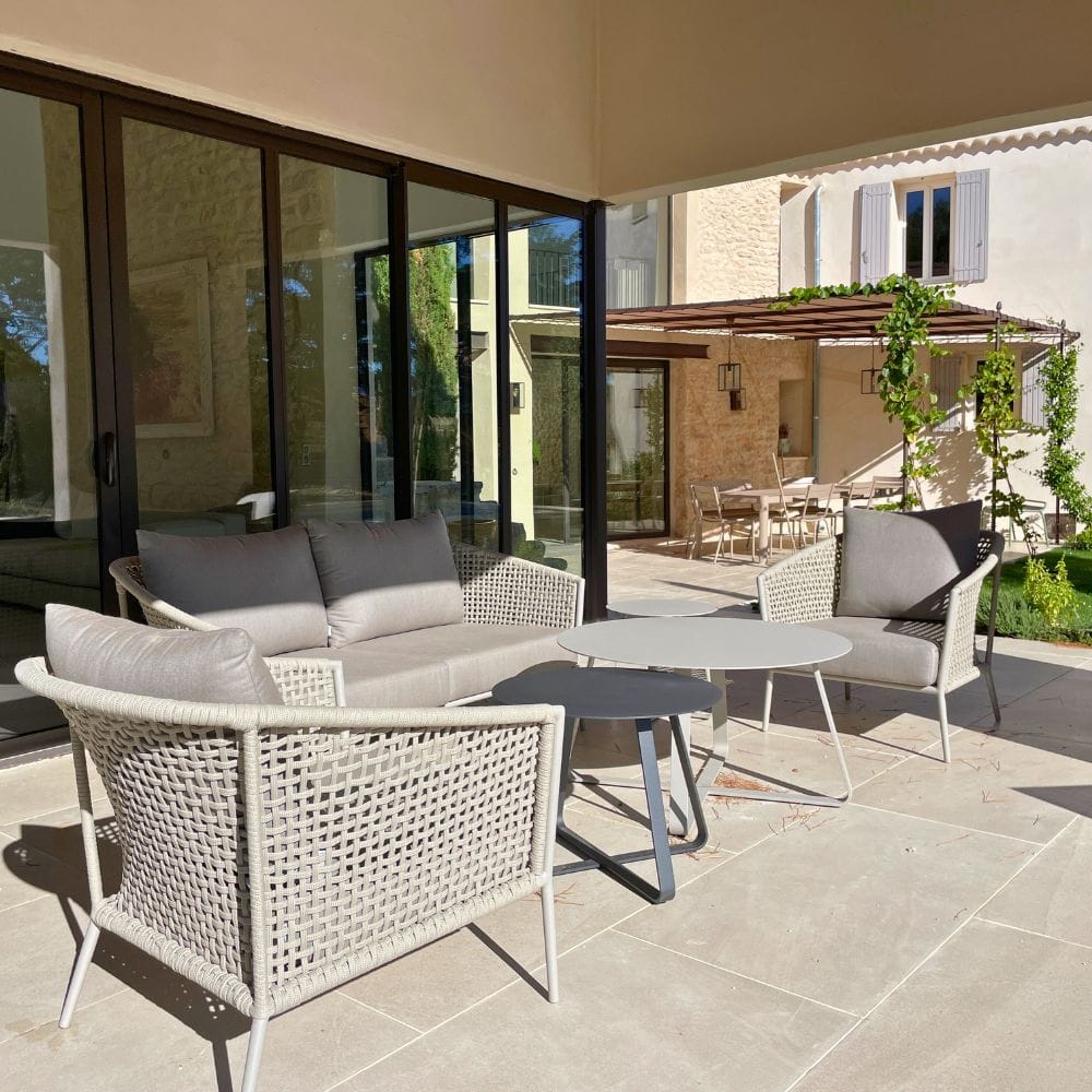 Terrasse extérieure à La Magnanerie 1818 pour repas en famille avec vue imprenable
