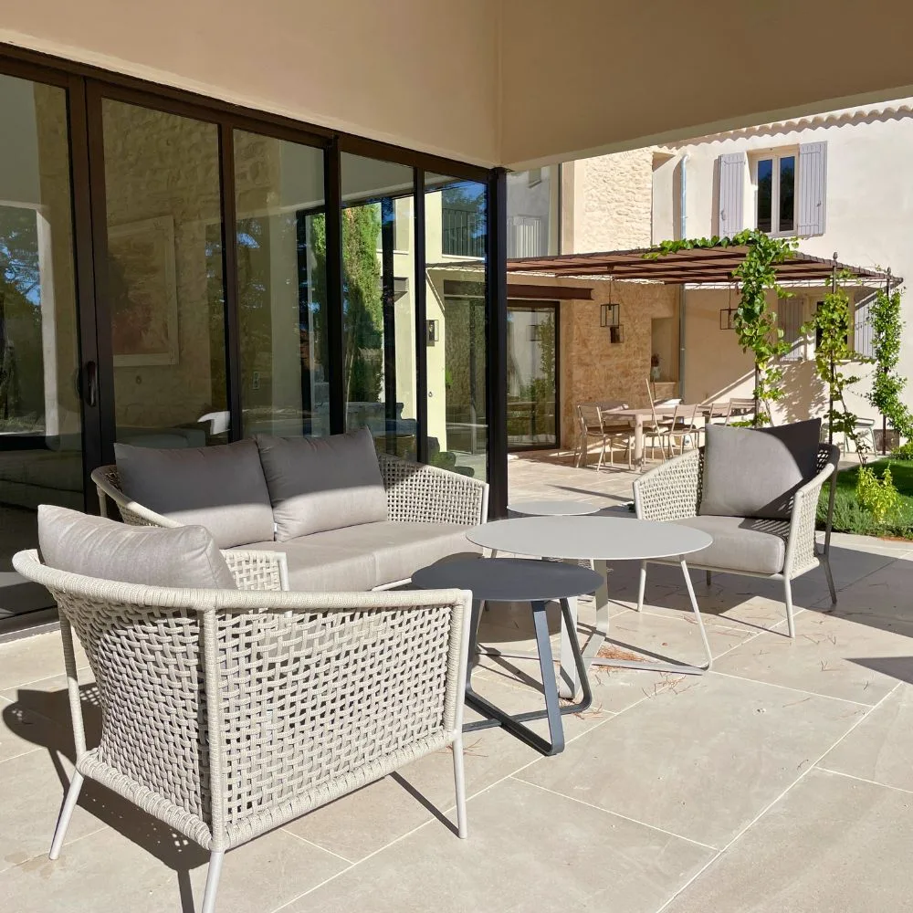 Terrasse extérieure à La Magnanerie 1818 pour repas en famille avec vue imprenable