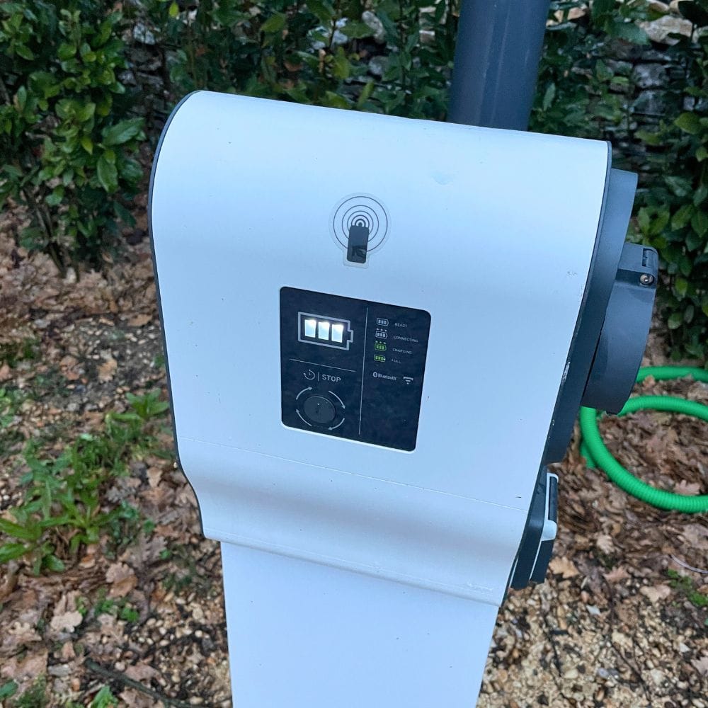 Borne de recharge pour voiture éléctrique maison d'hôtes près de Gordes